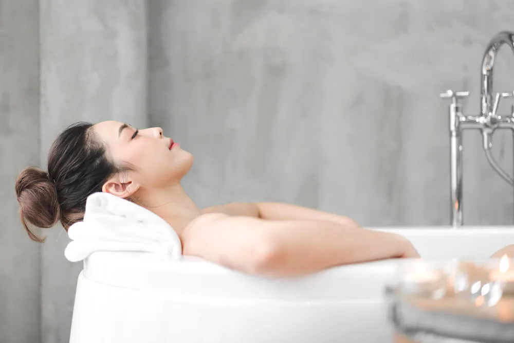 woman in the bath treating her bartholin cyst